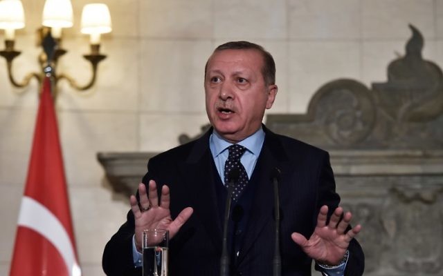 Le président turc Recep Tayyip Erdogan lors d'une conférence de presse à Athènes, le 7 décembre 2017 (Crédit : AFP/Louisa GOULIAMAKI)