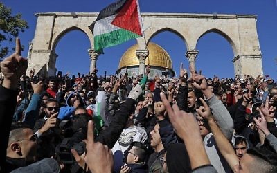 Des fidèles musulmans palestiniens scandent des slogans pendant la prière du vendredi devant le Dôme du Rocher à proximité du complexe de la mosquée Al-Aqsa, dans la Vieille Ville de Jérusalem, le 8 décembre 2017. (Crédit :  AFP PHOTO / Ahmad GHARABLI)