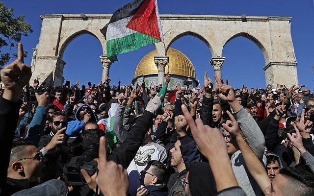 Des fidèles musulmans palestiniens scandent des slogans pendant la prière du vendredi devant le Dôme du Rocher à proximité du complexe de la mosquée Al-Aqsa, dans la Vieille Ville de Jérusalem, le 8 décembre 2017. (Crédit :  AFP PHOTO / Ahmad GHARABLI)