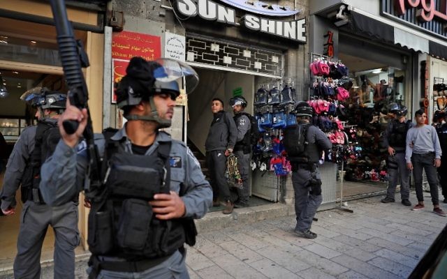 Les forces de sécurité israéliennes arrêtent un manifestant palestinien, le 9 décembre 2017 à Jérusalem-Est (Crédit : AFP/Ahmad Gharabli)