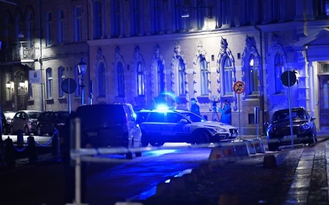 La police arrive après qu'une synagogue a été attaquée lors d'une tentative d'incendie manquée à Gothenburg, en Suède, dans la nuit du 9 décembre 2017 (Crédit : AFP PHOTO / TT News Agency / Adam IHSE) La police arrive après qu'une synagogue a été attaquée lors d'une tentative d'incendie manquée à Gothenburg, en Suède, dans la nuit du 9 décembre 2017 (Crédit : AFP PHOTO / TT News Agency / Adam IHSE)