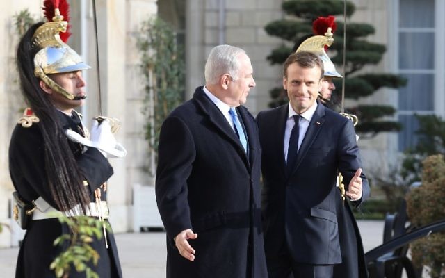 Emmanuel Macron (g) rencontre Benjamin Netanyahu à l'Élysée, le 10 décembre 2017 à Paris. (Crédit : AFP / Ludovic MARIN)