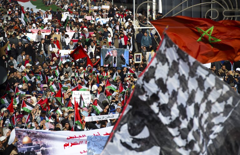 Des manifestants pro-palestiniens brandissent des drapeaux palestiniens et marocains durant une manifestation à Rabat dénonçant la déclaration du président américain Donald Trump reconnaissant Jérusalem comme capitale d'Israël, le 10 décembre 2017 (Crédit : AFP Photo/Fadel Senna) Des manifestants pro-palestiniens brandissent des drapeaux palestiniens et marocains durant une manifestation à Rabat dénonçant la déclaration du président américain Donald Trump reconnaissant Jérusalem comme capitale d'Israël, le 10 décembre 2017 (Crédit : AFP Photo/Fadel Senna)