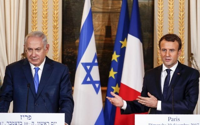 Le président français Emmanuel Macron, à droite, s'exprime lors d'une conférence de presse conjointe aux côtés du Premier ministre Benjamin Netanyahu suite à leur rencontre au palais de l'Elysée à Paris, le 10 décembre 2017 (Crédit : AFP/Pool/Philippe Wojazer) Le président français Emmanuel Macron, à droite, s'exprime lors d'une conférence de presse conjointe aux côtés du Premier ministre Benjamin Netanyahu suite à leur rencontre au palais de l'Elysée à Paris, le 10 décembre 2017 (Crédit : AFP/Pool/Philippe Wojazer)