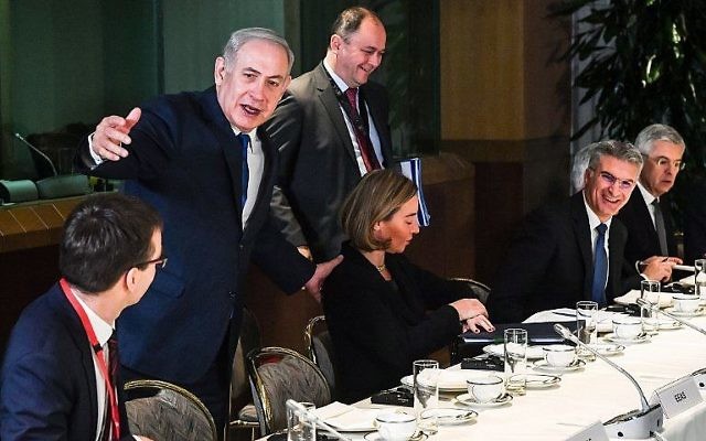 Benjamin Netanyahu rencontre les ministres des Affaires étrangères européens au Conseil de l'Europe, le 11 décembre 2017. (Crédit : AFP /POOL/Geert Vanden Wijngaert) Benjamin Netanyahu rencontre les ministres des Affaires étrangères européens au Conseil de l'Europe, le 11 décembre 2017. (Crédit : AFP /POOL/Geert Vanden Wijngaert)