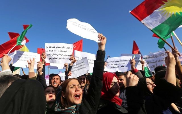 Des étudiants kurdes irakiens de l'université Salahddin brandissent des drapeaux turques à Arbil, la capitale de la région autonome du Kurdistan irakien, le 11 décembre 2017. (Crédit : AFP / SAFIN HAMED) Des étudiants kurdes irakiens de l'université Salahddin brandissent des drapeaux turques à Arbil, la capitale de la région autonome du Kurdistan irakien, le 11 décembre 2017. (Crédit : AFP / SAFIN HAMED)