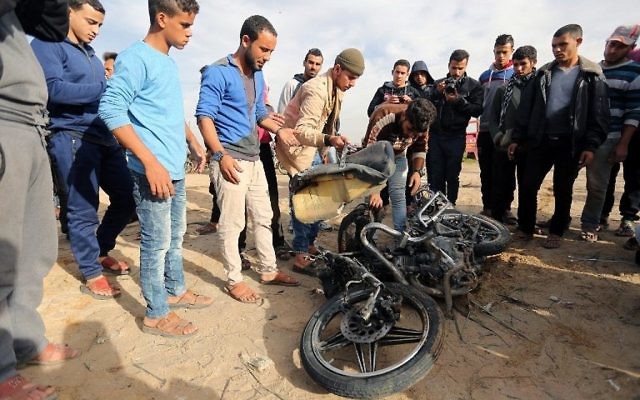 Les Palestiniens inspectent les restes endommagés d'une motocyclette qui a explosé en tuant deux membres du Jihad islamique à Beit Lahia, dans le nord de la bande de Gaza, le 12 décembre 2017. (Crédit : AFP / MAHMUD HAMS) Les Palestiniens inspectent les restes endommagés d'une motocyclette qui a explosé en tuant deux membres du Jihad islamique à Beit Lahia, dans le nord de la bande de Gaza, le 12 décembre 2017. (Crédit : AFP / MAHMUD HAMS)