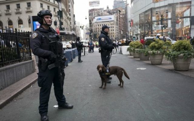 Les policiers new-yorkais patrouillent sur la zone de Herald Square, le 12 décembre 2017, à New York. AFP PHOTO / DON EMMERT
