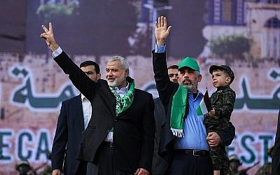 Le chef du Hamas Ismail Haniyeh (G) et le leader du Hamas dans la bande de Gaza Yahya Sinwar assistent à un rassemblement marquant le 30e anniversaire de la fondation de l'organisation terroriste dans la ville de Gaza, le 14 décembre 2017. (AFP Photo/Mohammed Abed) Le chef du Hamas Ismail Haniyeh (G) et le leader du Hamas dans la bande de Gaza Yahya Sinwar assistent à un rassemblement marquant le 30e anniversaire de la fondation de l'organisation terroriste dans la ville de Gaza, le 14 décembre 2017. (AFP Photo/Mohammed Abed)