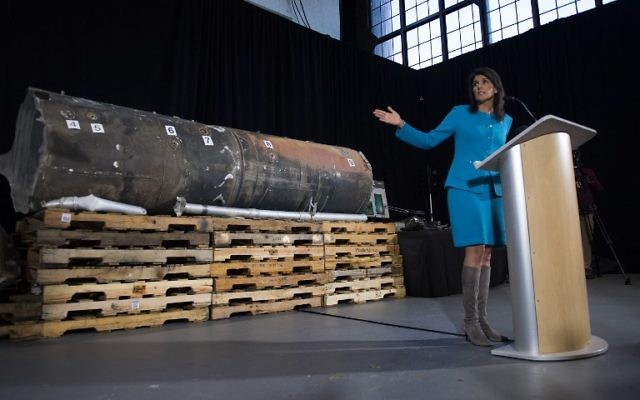 L'ambassadrice américaine aux Nations unies Nikki Haley dévoile des informations classifiées ayant pour objectif de prouver que l'Iran a violé la résolution de l'ONU 2231 en fournissant aux rebelles houthis au Yémen des armes durant une conférence de presse à la Joint Base Anacostia de Washington le 14 décembre 2017 (AFP Photo/Jim Watson)
US ambassador to the United Nations Nikki Haley said Thursday that a missile fired by Huthi militants at Saudi Arabia last month had been made in Iran. "It was made in Iran then sent to Huthi militants in Yemen," Haley said of the missile.
 / AFP PHOTO / JIM WATSON