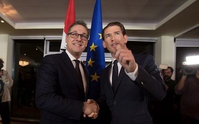 Le futur chancelier autrichien Sebastian Kurz (à gauche) du Parti populaire conservateur serre la main au nouveau vice-chancelier Heinz-Christian Strache du Parti d'extrême droite lors d'une conférence de presse conjointe pour dévoiler leur programme commun, le 16 décembre 2017 à Vienne, Autriche. (Crédit : AFP / ALEX HALADA)