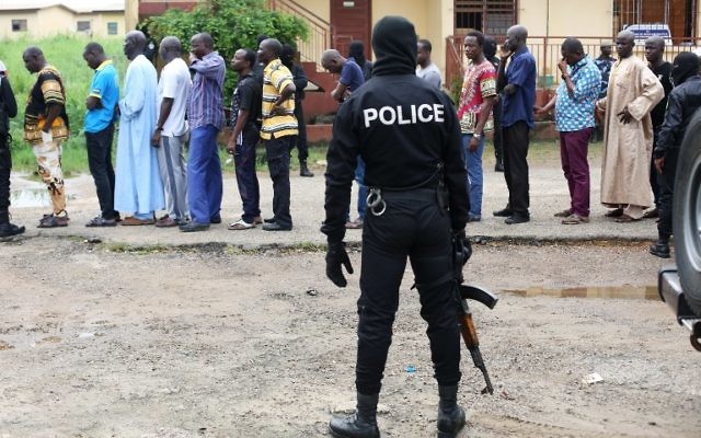 La police interroge des commerçants musulmans après l'attaque au couteau contre deux ressortissants danois, à Libreville, au Gabon, le 17 décembre 2017. (Crédit : AFP/Steve Jordan)