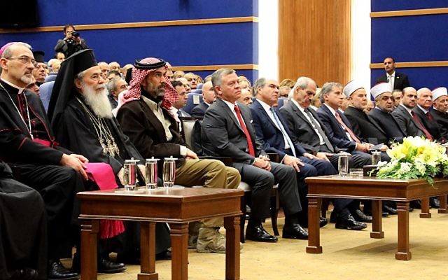 Le roi Abdallah II de Jordanie, 4ème à gauche, lors d'un événement avec les chefs religieux chrétiens de différentes églises au centre de convention du site du baptême en Jordanie, le 17 décembre 2017 (Crédit : AMEL PAIN/AFP)