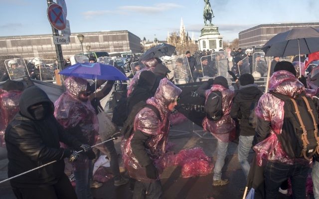 Les manifestants tentent de percer les barricades de la police lors de leur manifestation près du palais présidentiel lors de l'inauguration du nouveau gouvernement autrichien à Vienne, en Autriche, le 18 décembre 2017. (Crédit : AFP/JOE KLAMAR) Les manifestants tentent de percer les barricades de la police lors de leur manifestation près du palais présidentiel lors de l'inauguration du nouveau gouvernement autrichien à Vienne, en Autriche, le 18 décembre 2017. (Crédit : AFP/JOE KLAMAR)