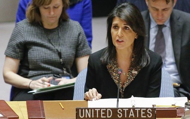 L'ambassadrice américaine à l'ONU Nikki Haley s'exprime durant une rencontre du Conseil de sécurité au Moyen Orient le 18 décembre 2017 au siège des nations unies à New York (Crédit : AFP/Kena Betancur) L'ambassadrice américaine à l'ONU Nikki Haley s'exprime durant une rencontre du Conseil de sécurité au Moyen Orient le 18 décembre 2017 au siège des nations unies à New York (Crédit : AFP/Kena Betancur)