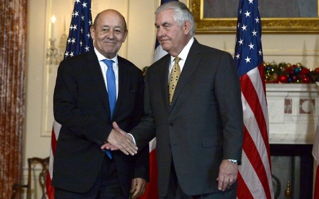 Le ministre des Affaires étrangères français Jean-Yves Le Drian (à gauche) avec son homologue américain Rex Tillerson au département d'État à Washington, DC le 18 décembre 2017. (Crédit : AFP / Eric BARADAT)