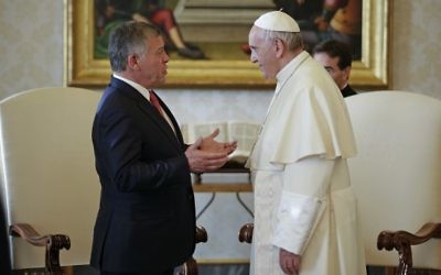 Le pape François avec le roi Abdullah II de Jordanie, durant un entretien privé au Vatican, le 19 décembre 2017. (Crédit : AFP/Pool/Max Rossi)