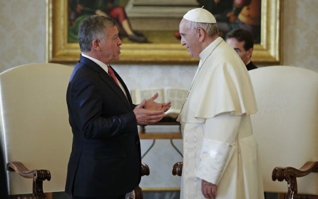 Le pape François avec le roi Abdullah II de Jordanie, durant un entretien privé au Vatican, le 19 décembre 2017. (Crédit : AFP/Pool/Max Rossi)