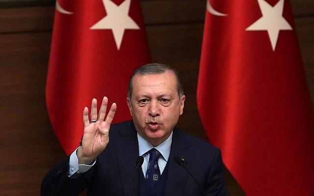 Le président turc Recep Tayyip Erdogan s'adresse à la 42e réunion de Mukhtars au complexe présidentiel d'Ankara, le 20 décembre 2017. (Crédit : ADEM ALTAN / AFP) Le président turc Recep Tayyip Erdogan s'adresse à la 42e réunion de Mukhtars au complexe présidentiel d'Ankara, le 20 décembre 2017. (Crédit : ADEM ALTAN / AFP)