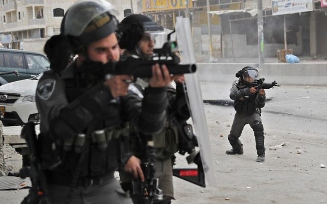Les forces de l'ordre israéliennes durant des manifestations près du checkpoint de Qalandiya, en Cisjordanie, le 20 décembre 2017, après la reconnaissance de Jérusalem comme capitale d’Israël par Donald Trump. (Crédit : AFP / Thomas COEX)
