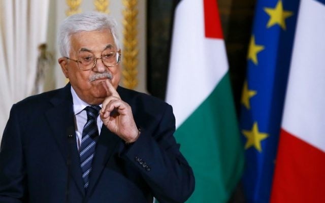 Le président de l'Autorité palestinienne, Mahmoud Abbas, parle lors d'une conférence de presse conjointe avec le président français à l'issue de leur rencontre au palais présidentiel de l'Elysée, à Paris, le 22 décembre 2017. (Crédit : AFP / POOL / Francois Mori)