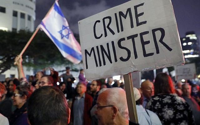 Une pancarte, qui joue sur le mot 'Premier ministre' en anglais, qui se dit 'Prime minister' avec le mot crime, vue lors d'un rassemblement contre la corruption à Tel Aviv le 23 décembre 2017. (Crédit : AFP / JACK GUEZ) Une pancarte, qui joue sur le mot 'Premier ministre' en anglais, qui se dit 'Prime minister' avec le mot crime, vue lors d'un rassemblement contre la corruption à Tel Aviv le 23 décembre 2017. (Crédit : AFP / JACK GUEZ)
