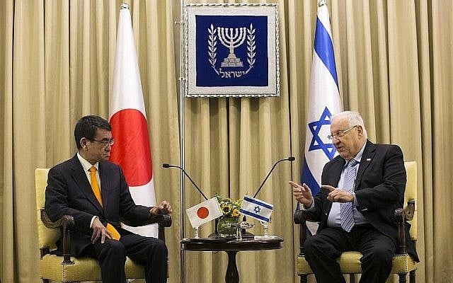 Le ministre japonais des Affaires étrangères Taro Kono (L) rencontre le président Reuven Rivlin à la résidence du président à Jérusalem le 25 décembre 2017. (AFP Photo / Pool / Heidi Levine)