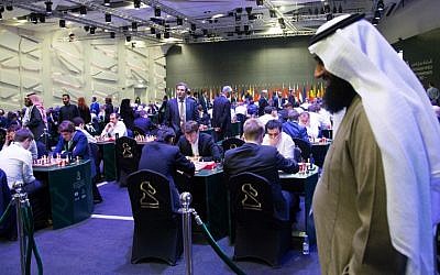 Les participants du King Salman World Rapid and Blitz Championships, premier tournoi international d'échecs organisé par l'Arabie saoudite, à Ryad, le 26 décembre 2017. (Crédit : AFP/STRINGER)