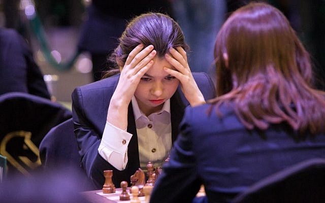 Les participants assistent aux championnats du monde 'rapide' et 'blitz' du roi Salman, la première compétition internationale d'échecs organisée en Arabie Saoudite, dans la capitale Riyad, le 26 décembre 2017 (Crédit : AFP PHOTO / STRINGER)