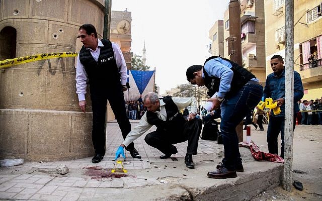 Les forces de sécurité et la police scientifique inspectent le lieux d'un attentant dans une église, au Caire, le 29 décembre 2017. (AFP / Samer ABDALLAH)