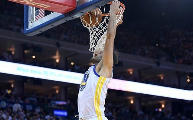 Omri Casspi, des Golden State Warriors, affronte les Cleveland Cavaliers lors d'un match de basketball de la NBA le 25 décembre 2017 à Oakland, en Californie. (Crédit : Thearon W. Henderson / Getty Images / AFP)