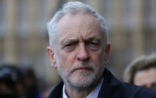 Jeremy Corbyn, leader du Parti travailliste, se promène le long du pont de Westminster dans le centre de Londres, le 23 mars 2017 (AFP Photo / Daniel Leal-Olivas)