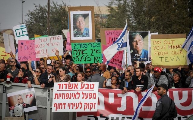 Les employés de Teva et leurs proches manifestent devant le bureau du Premier ministre à Jérusalem suite au projet de Teva de licencier 1 700 employés, le 19 décembre 2017 (Hadas Parush / Flash90)