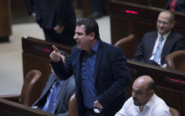 Ayman Odeh, leader de la liste commune, réagit lors d'une séance plénière au parlement israélien, le 25 janvier 2017 (Yonatan Sindel / Flash90) Ayman Odeh, leader de la liste commune, réagit lors d'une séance plénière au parlement israélien, le 25 janvier 2017 (Yonatan Sindel / Flash90)