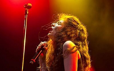 La chanteuse Lorde au festival Lollapalooza, en Grande Bretagne en 2014. (Crédit : CC BY Liliane Callegari/Flickr) La chanteuse Lorde au festival Lollapalooza, en Grande Bretagne en 2014. (Crédit : CC BY Liliane Callegari/Flickr)