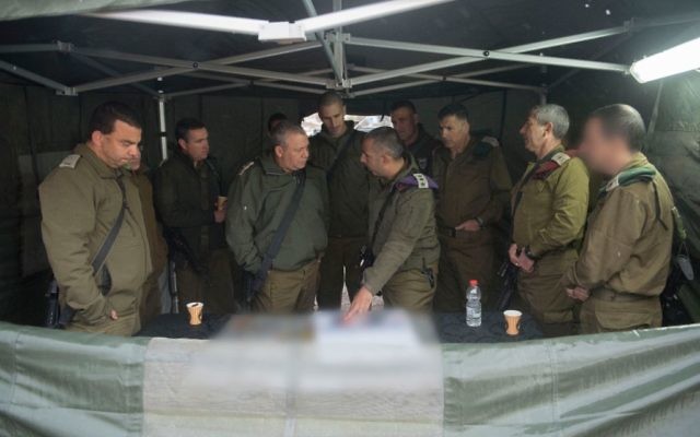 Gadi Eisenkot avec des hauts-gradés de l'armée israélienne en Cisjordanie, le 6 décembre 2017. (Crédit : armée israélienne) Gadi Eisenkot avec des hauts-gradés de l'armée israélienne en Cisjordanie, le 6 décembre 2017. (Crédit : armée israélienne)