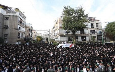 La foule réunie pour les funérailles du rabbin Aharon Yehudah Leib Steinman à Bnei Brak, le 12 décembre 2017 (Crédit : Yonatan Sindel/Flash90)