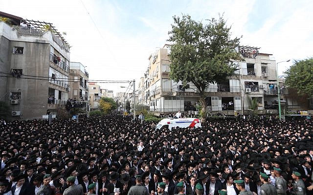 La foule réunie pour les funérailles du rabbin Aharon Yehudah Leib Steinman à Bnei Brak, le 12 décembre 2017 (Crédit : Yonatan Sindel/Flash90) La foule réunie pour les funérailles du rabbin Aharon Yehudah Leib Steinman à Bnei Brak, le 12 décembre 2017 (Crédit : Yonatan Sindel/Flash90)