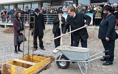 Pose de la première pierre pour une nouvelle synagogue à Podgorica, la capitale du Monténégro, le 18 décembre 2017 (Crédit : Facebook)