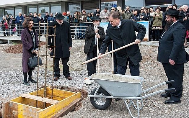 Pose de la première pierre pour une nouvelle synagogue à Podgorica, la capitale du Monténégro, le 18 décembre 2017 (Crédit : Facebook)