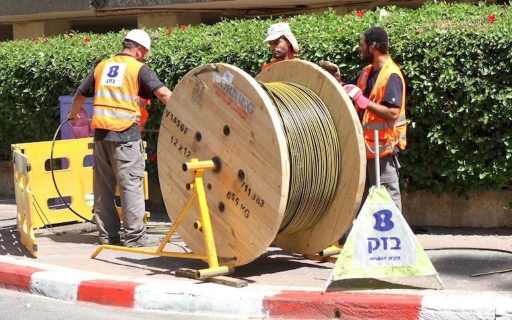 Des ouvriers de Bezeq installent des câbles à fibre optique. (Photo publiée avec autorisation)
