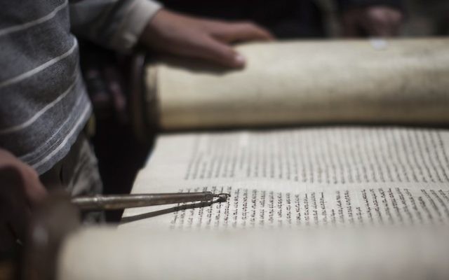 Photo illustrative d'un jeune homme lisant la Torah (Yonatan Sindel / Flash90)