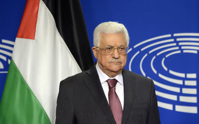 Le président de l'Autorité palestinienne Mahmoud Abbas pose pour des photos au Parlement européen à Bruxelles le 23 juin 2016 (Crédit : THIERRY CHARLIER / AFP / Getty Images via JTA) Le président de l'Autorité palestinienne Mahmoud Abbas pose pour des photos au Parlement européen à Bruxelles le 23 juin 2016 (Crédit : THIERRY CHARLIER / AFP / Getty Images via JTA)