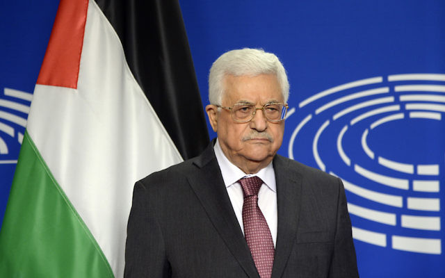 Le président de l'Autorité palestinienne Mahmoud Abbas pose pour des photos au Parlement européen à Bruxelles le 23 juin 2016 (Crédit : THIERRY CHARLIER / AFP / Getty Images via JTA)