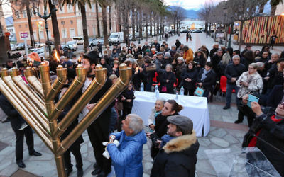 Pour la première fois en Corse, le candélabre de Hanoukka a été allumé, place Foch à Ajaccio. Le 17 décembre 2017. (Crédit photo : Jean-Pierre Belzit - Corse-Matin)