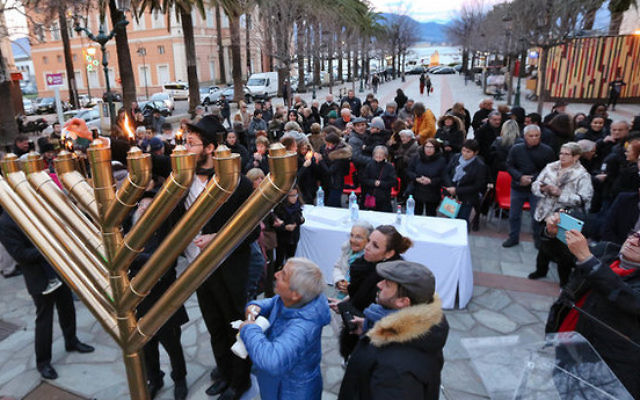 Pour la première fois en Corse, le candélabre de Hanoukka a été allumé, place Foch à Ajaccio. Le 17 décembre 2017. (Crédit photo : Jean-Pierre Belzit - Corse-Matin)