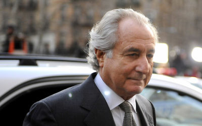 Bernie Madoff arrivant à la cour fédérale de Manhattan, le 12 mars 2009 (Crédit : Stephen Chernin / Getty Images via JTA)