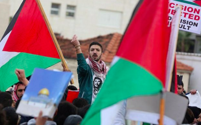 Les manifestants scandent des slogans et brandissent le drapeau jordanien lors d'une manifestation près de l'ambassade américaine à Amman contre la décision du président américain Donald Trump consistant à reconnaître Jérusalem comme capitale d'Israël le 7 décembre 2017. (Crédit : AFP / KHALIL MAZRAAWI) Les manifestants scandent des slogans et brandissent le drapeau jordanien lors d'une manifestation près de l'ambassade américaine à Amman contre la décision du président américain Donald Trump consistant à reconnaître Jérusalem comme capitale d'Israël le 7 décembre 2017. (Crédit : AFP / KHALIL MAZRAAWI)