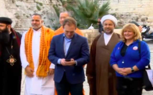 Une délégation bahreïnite en visite en Israël, le 9 décembre 2017 (Crédit : Capture d’écran Hadashot)