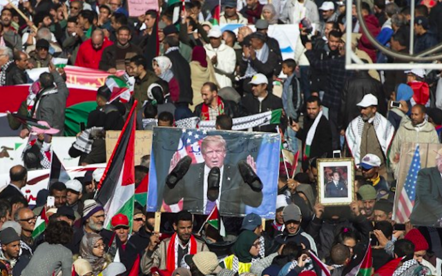Des dizaines de milliers de personnes ont manifesté dimanche à Rabat contre la décision du président américain Donald Trump de reconnaître Jérusalem comme capitale d'Israël, le 10 décembre 2017 (Crédit : FADEL SENNA / AFP) Des dizaines de milliers de personnes ont manifesté dimanche à Rabat contre la décision du président américain Donald Trump de reconnaître Jérusalem comme capitale d'Israël, le 10 décembre 2017 (Crédit : FADEL SENNA / AFP)